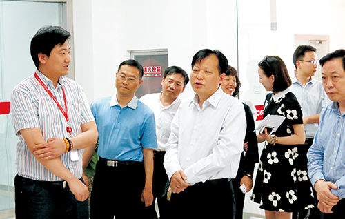 劉偉參觀云和數(shù)據(jù)公司